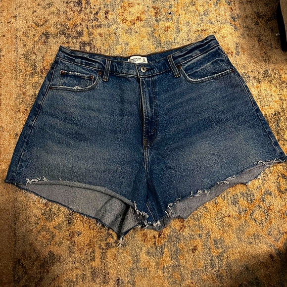Abercrombie & Fitch Pants - Abercrombie and Fitch The 90s relaxed cutoff short high rise